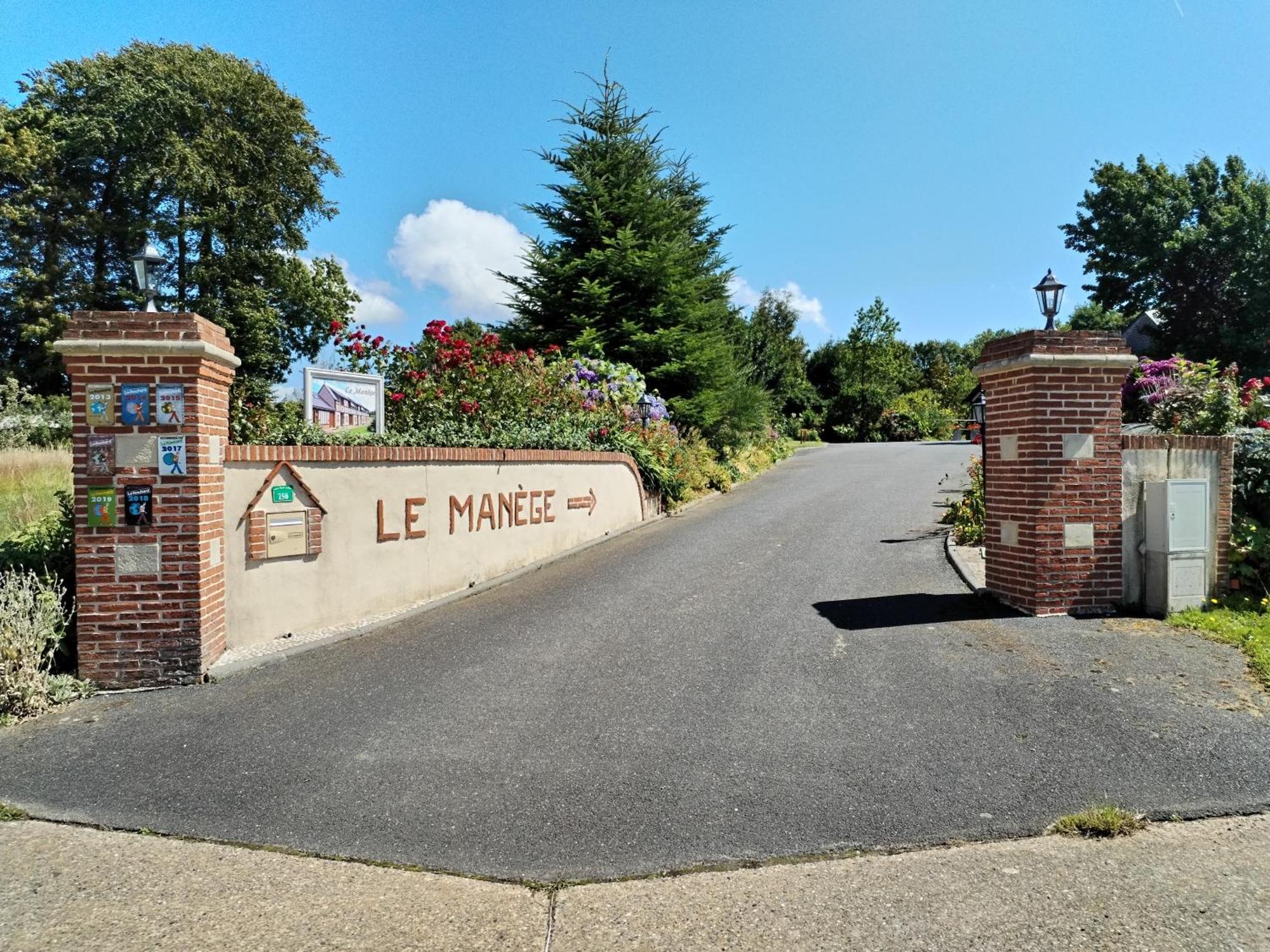 ホテル Le Manege Gite L'Eglise Sainte-Marie-au-Bosc エクステリア 写真